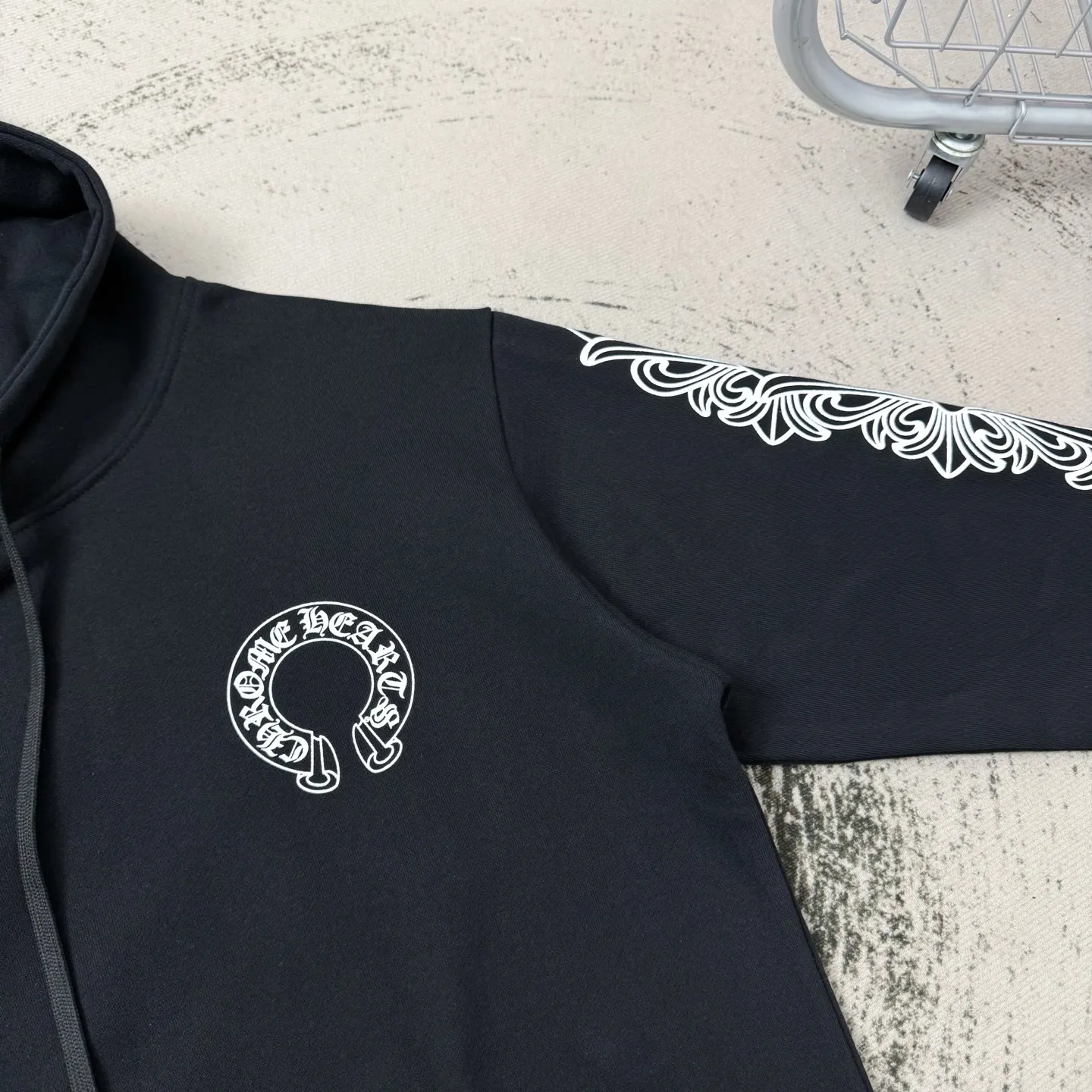 P260 Chrome Hearts Miami Limited Horseshoe Hooded Sweatshirt, the same model as ChromeHearts counters. Made of 430g double-ply double-yarn pure cotton terry fabric. Original customization. Details are restored in place. Very textured on the handle. Three-dimensional and atmospheric. Versatile and easy to wear in autumn. Simple and elegant. Adopting os version. The upper body effect is very good. Suitable for all body types. Soft and comfortable. CH letter offset printing on the front and horseshoe Sanskrit offset printing on the back. Small markings on the hem. Resistant to machine washability. Does not fade. No deformation, complete accessories, original mold opening, perfect restoration of zp 2:1, same style for men and women, versatile and not picky, size s m l xl color black